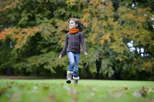 Flicka som springer i parken — Stockfoto