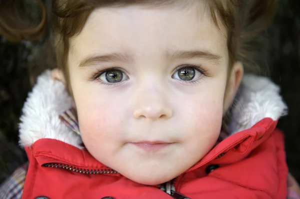 Närbild porträtt av en bedårande liten flicka — Stockfoto