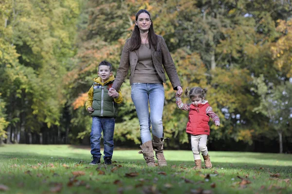 Madre e hijos caminando en el parque —  Fotos de Stock