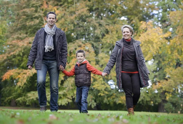 Familie geht im Park spazieren — Stockfoto