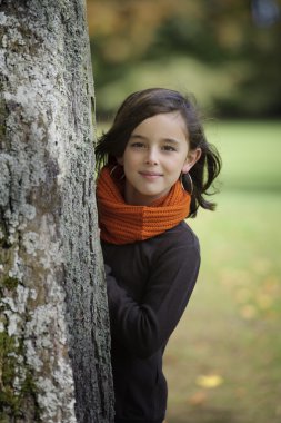 bir ağacın arkasından arayan kız