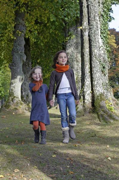 Dos chicas caminando por un sendero en el bosque Imágenes De Stock Sin Royalties Gratis