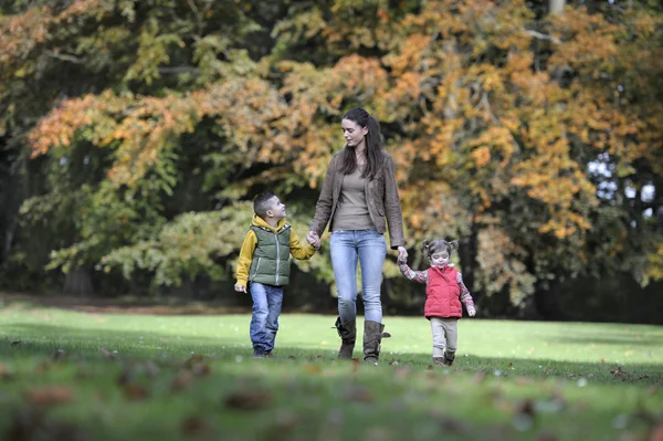 Mãe e filhas andando um parque — Fotografia de Stock