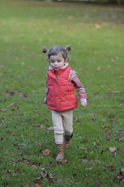 Adorable niñita caminando en el parque Fotos De Stock