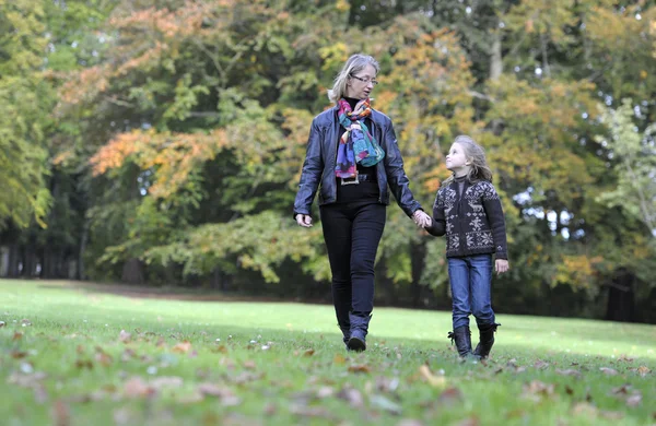 Moeder en dochter wandelen in het park — Stockfoto