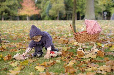 küçük kız çocuk arabası park ile oynarken