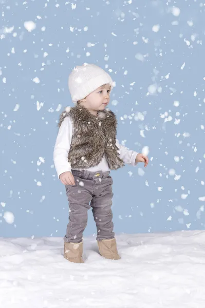 Kleines Kleinkind steht im Schnee — Stockfoto