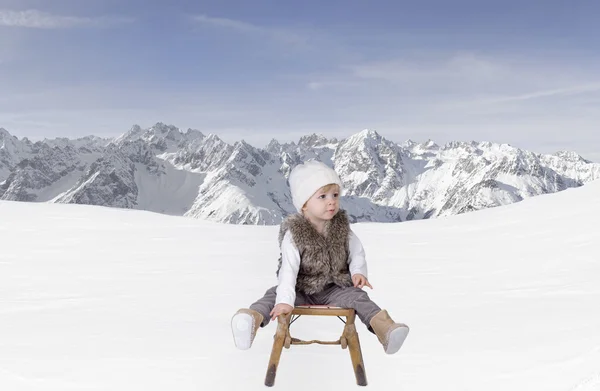 Pequeño niño al aire libre en la nieve en los Alpes Imágenes De Stock Sin Royalties Gratis