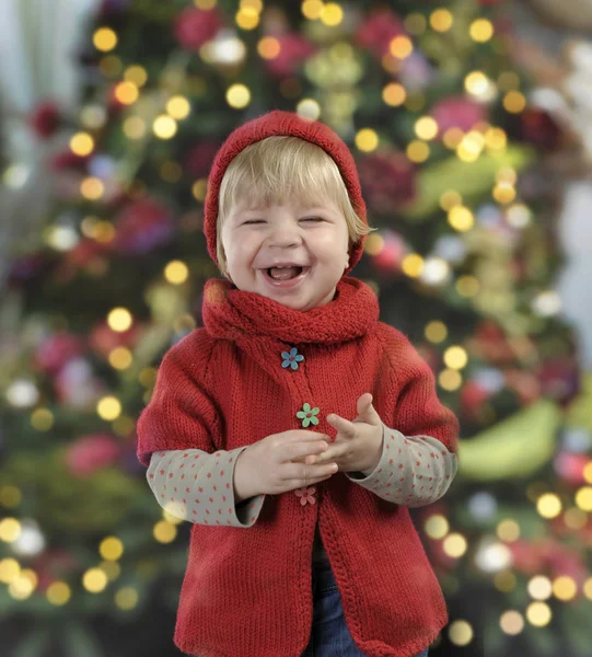 Lilla barn framför en julgran — Stockfoto