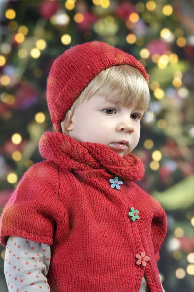 Μικρό μικρό παιδί μπροστά από ένα χριστουγεννιάτικο δέντρο — Φωτογραφία Αρχείου
