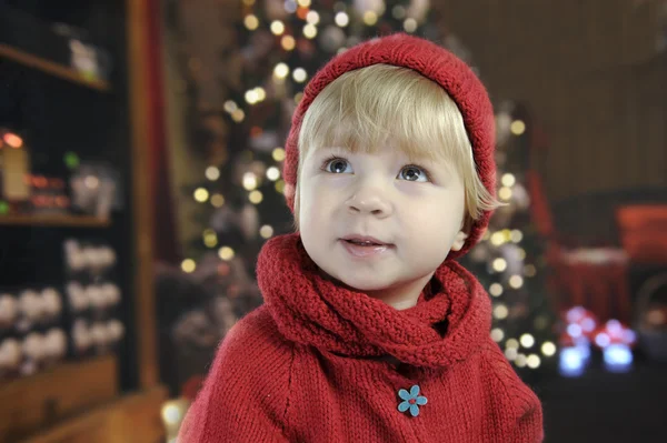 Retrato de una niña frente a un árbol de Navidad —  Fotos de Stock