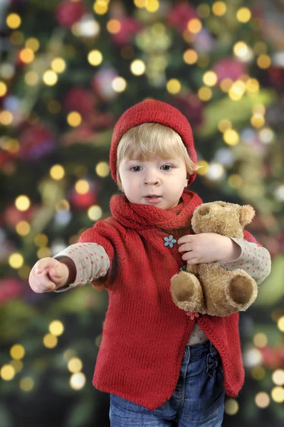 Bir Noel ağacı önünde küçük yürümeye başlayan çocuk — Stok fotoğraf