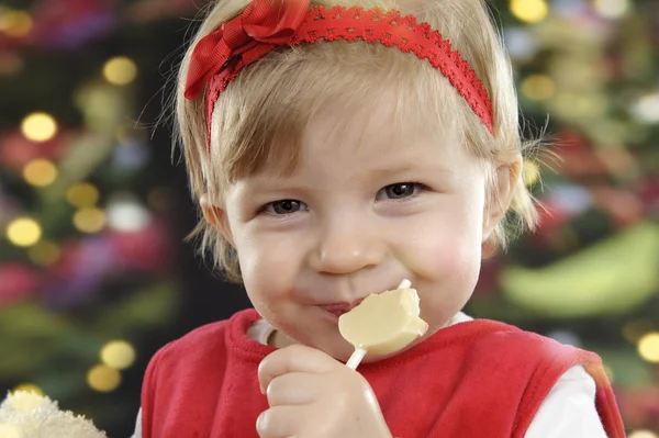 Niedliches kleines Kleinkind isst einen Schokoladenlutscher — Stockfoto