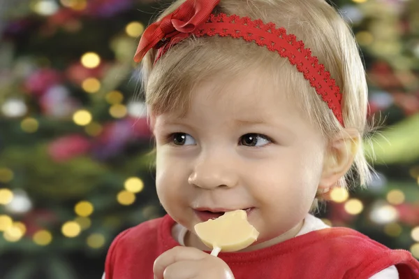 Criança bonito comendo um chupa de chocolate — Fotografia de Stock
