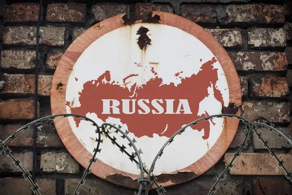 Rostiges Rundes Schild Mit Der Aufschrift Russland Eingezäunt Mit Stacheldraht — Stockfoto