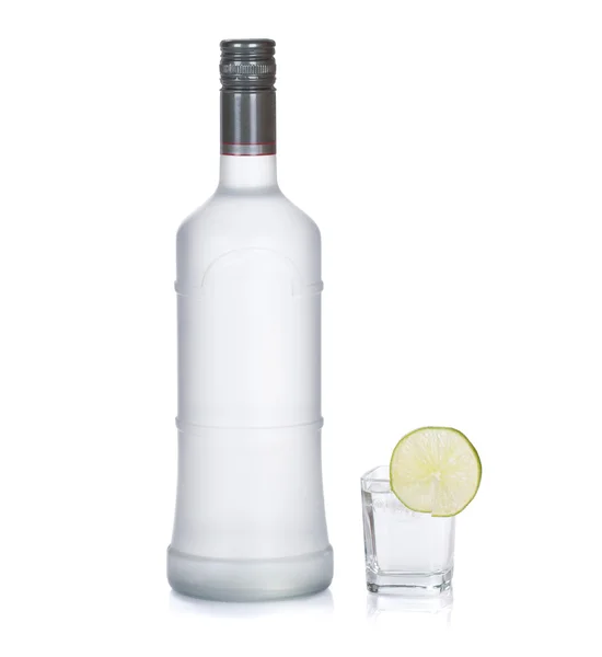 Garrafa de vodka com limão isolado em branco — Fotografia de Stock