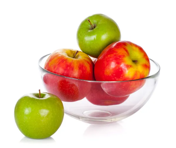 Cuenco de vidrio con manzanas aisladas en blanco — Foto de Stock