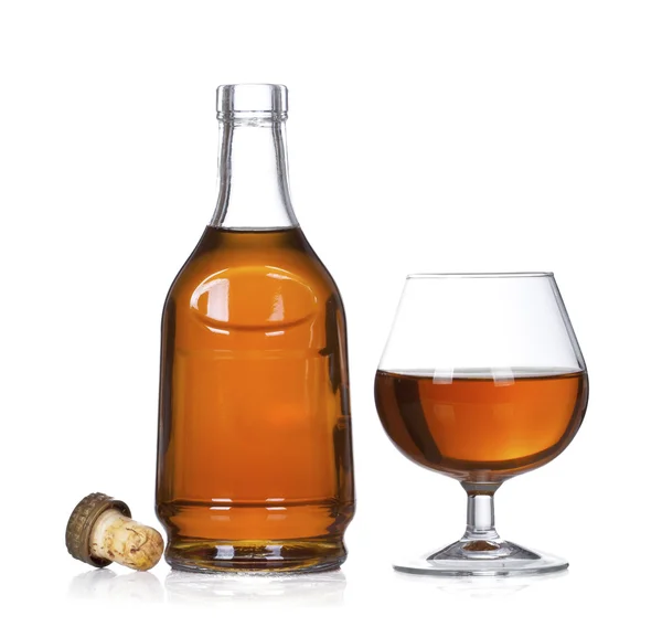 Cognac bouteille de brandy et verre isolé sur fond blanc — Photo