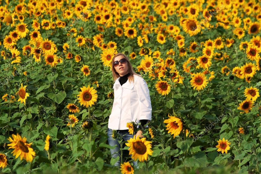Beautiful lady with sunflowers — Stock Photo © Escander81 12584223