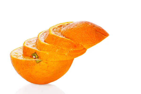 Нарезанный сочный апельсин изолирован на белом — стоковое фото
