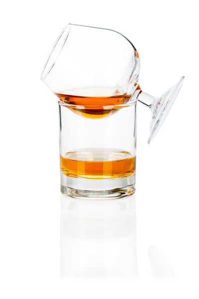 Cognac brandy glas geïsoleerd op witte achtergrond — Stockfoto