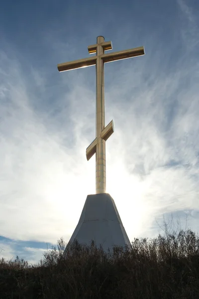 Christliches Kreuz gegen den Himmel auf einem Berg — Stockfoto