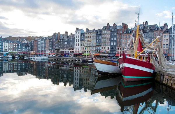 Μικρό θαλάσσιο λιμένα. λιμάνι του honfleur, Γαλλία — Φωτογραφία Αρχείου