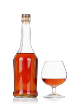 congac üzerinde beyaz izole cam şişesiyle