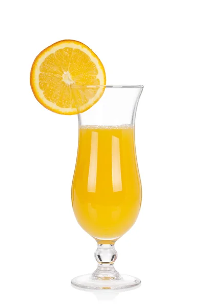 Коктейльные бокалы. Ураган с апельсиновым соком и апельсиновым ломтиком — стоковое фото