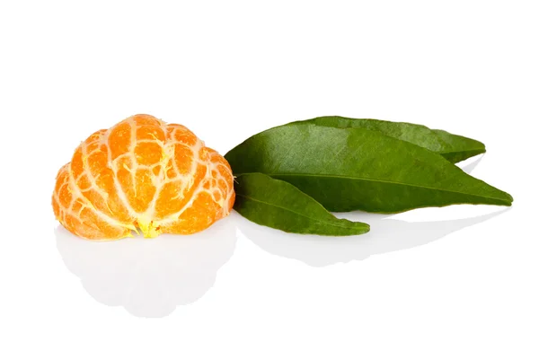 Mitad de mandarina mandarina con hojas sobre blanco con refle gris — Foto de Stock