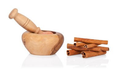 harcı ve havaneli beyaz üzerine tarçın