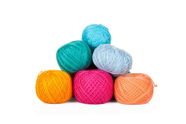 Многоцветный набор пряжи для вязания на белом — стоковое фото