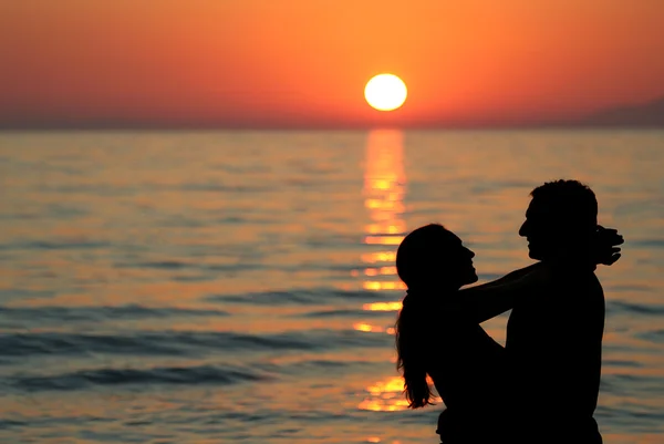 海で若いカップルのシルエット — ストック写真