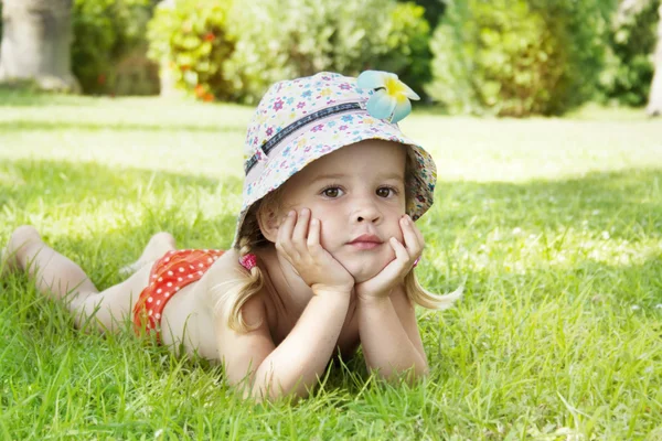 Menina na grama verde desfrutando de verão — Fotografia de Stock