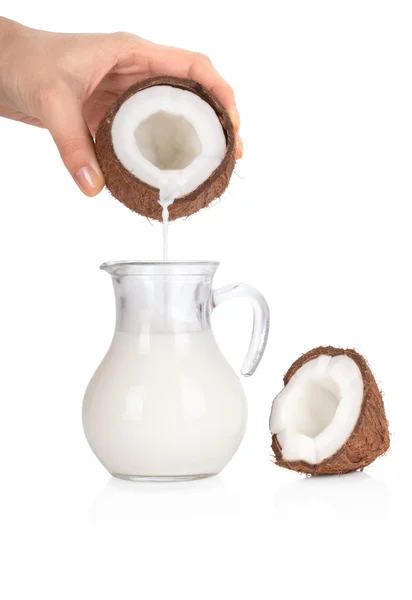 Ženská ruka kokosovým mlékem nalil do sklenice izolovaných na bílém b — Stock fotografie