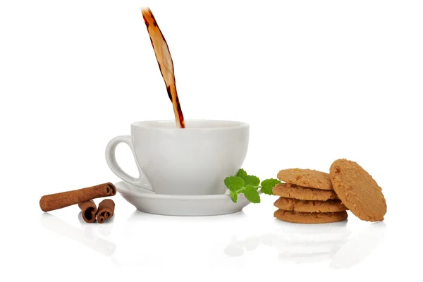 Tazza di tè con teiera e un coockie su bianco — Foto Stock