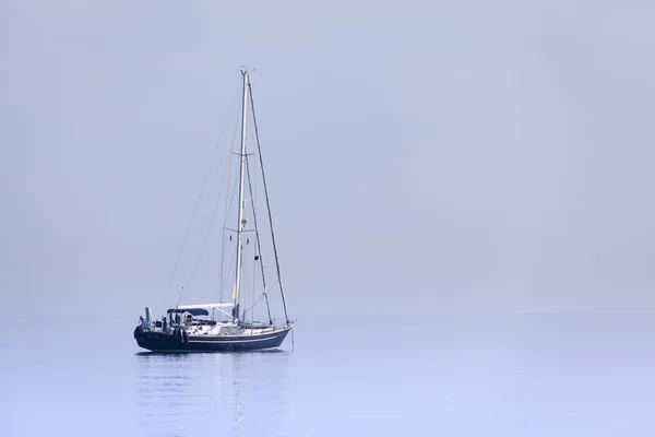 Lonely yacht in calm blue sea — Stock Photo, Image