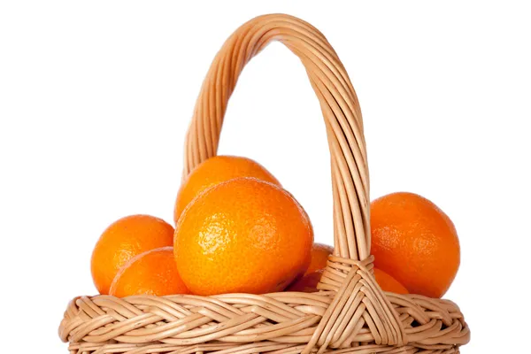 Καλάθι με φρέσκα πορτοκάλια, μανταρίνια ή μανταρίνια απομονώνονται σε wh — Φωτογραφία Αρχείου