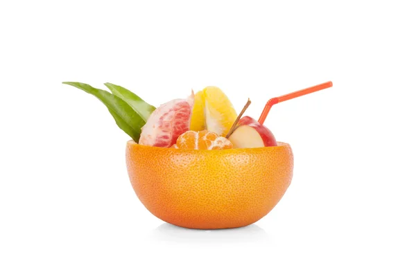 Κοκτέιλ φρούτων (πορτοκάλι, γκρέιπφρουτ, μήλο) που απομονώνονται σε λευκό bac — Φωτογραφία Αρχείου