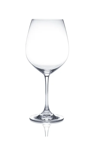 Vidrio de vino tinto vacío aislado sobre fondo blanco — Foto de Stock