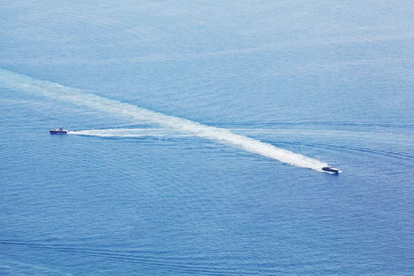 Intersección de dos lanchas a motor en el océano con lavado de hélice largo — Foto de Stock