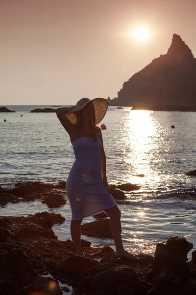 Silhouette of young lady by the ocean with mountains on backgrou — Stock Photo, Image