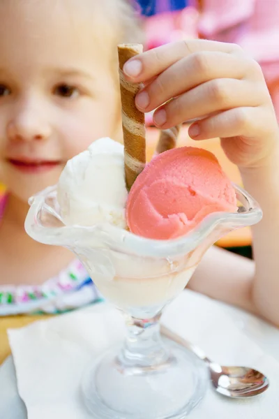 Маленька дівчинка насолоджується морозивом з хрусткою вершковою паличкою — стокове фото