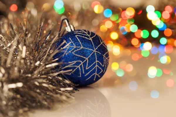 Yılbaşı ışıkları bokeh arka plan üzerinde renkli Noel top