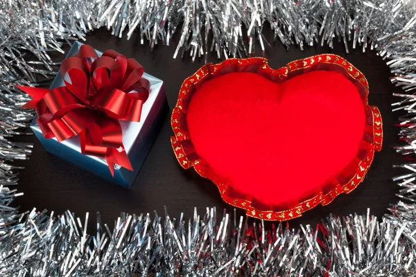 Valentine boîte cadeau avec jouet en forme de coeur sur fond en bois avec esprit — Photo