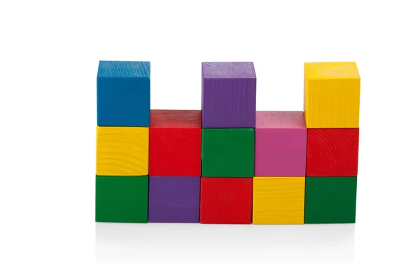 Holzklötze, Pyramide aus bunten Würfeln, Kinderspielzeug isoliert — Stockfoto