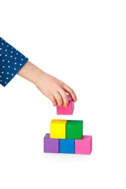 bir tuğla bina çocuğun el kule üzerinde izole beyaz arka plan