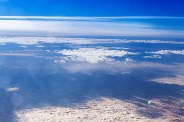 uçak penceresinden şaşırtıcı bulutlu gökyüzü görünümü