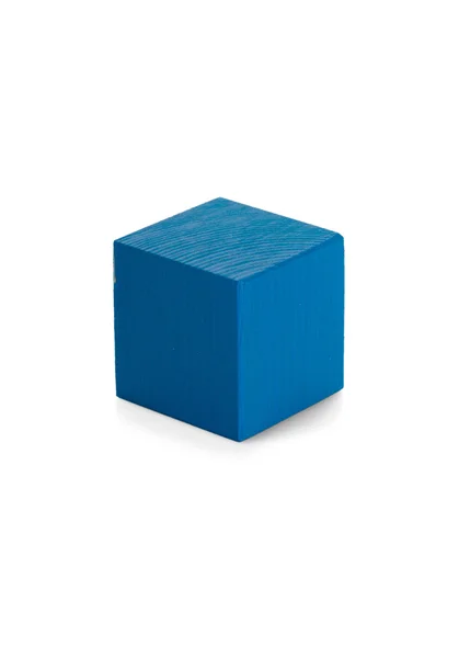 Beyaz arka plan üzerinde izole mavi küp ahşap oyuncak