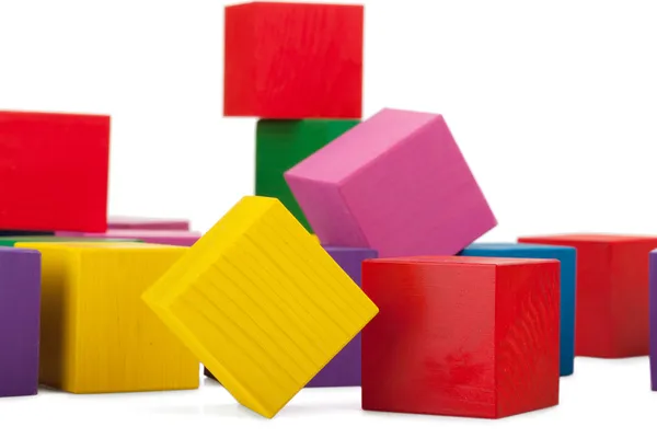 Blocs en bois, pile de cubes colorés, jouet pour enfants isolé o — Photo